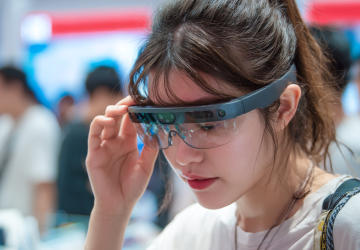 Google’ın yapay zekâ gözlüklerinde HTC imzası dikkat çekiyor