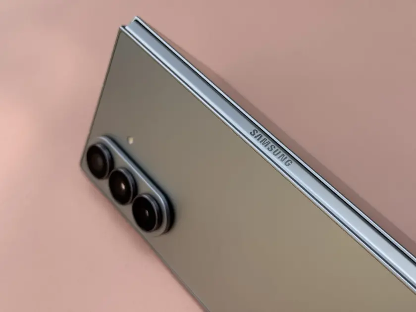 Galaxy Z Fold8’de titana veda mı? Samsung karbon fiber seçeneğini değerlendiriyor