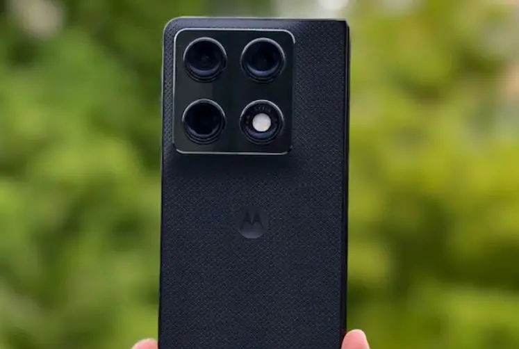 Motorola Razr Fold, AirDrop uyumlu Quick Share desteği kazandı