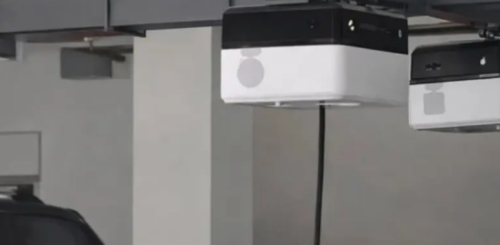 Otoparkta kurulan sistem araçların şarjını kendisi yapıyor