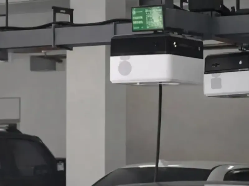 Otoparkta kurulan sistem araçların şarjını kendisi yapıyor