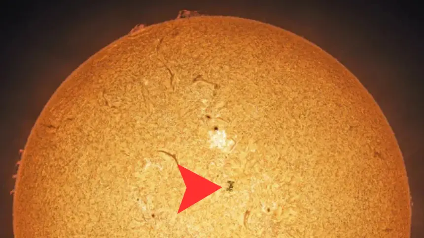 Astrofotoğrafçı, güneş parlamasıyla birleşen ISS geçişinin eşsiz karesini yakaladı