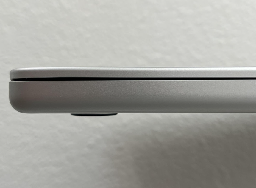 MacBook havaalanı güvenlik kontrolünde nasıl zarar görebilir
