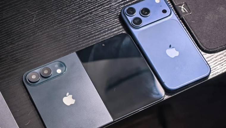 Siyah renkli iPhone Ultra prototipi ortaya çıktı: Apple'ın katlanabilir telefonu daha yakından görüntülendi