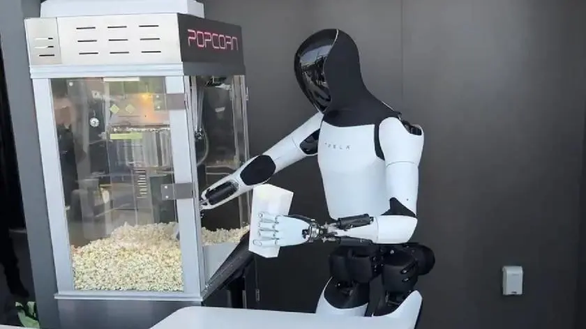 Tesla Optimus, Hollywood Diner’da patlamış mısır dağıtarak robot teknolojisini sergiledi