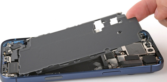 Apple, iPhone 18 Pro'da devasa bataryalara ihtiyaç duymadığını göstermeye çalışıyor