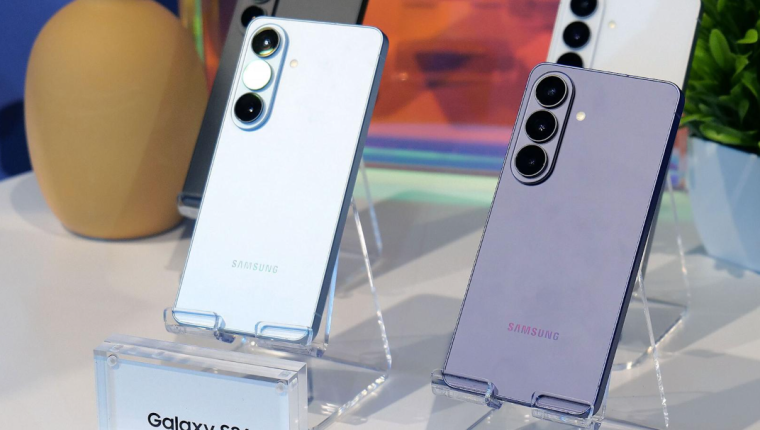 Galaxy S26 güvenli oynadı ama fiyatı zıplattı.