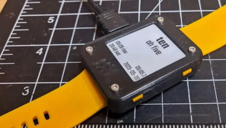 Apple Watch Ultra 3’ü unutturabilir: Bu E Ink akıllı saat tam 400 gün pil ömrü sunuyor