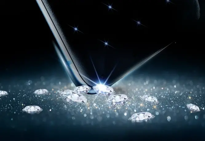 Bu telefon bildiğiniz gibi değil! Motorola'dan Swarovski kristalli Razr şovu