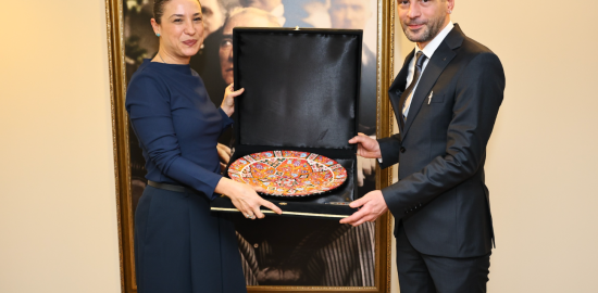 Efes Selçuk’ta patili dostlara bağışla destek verildi.