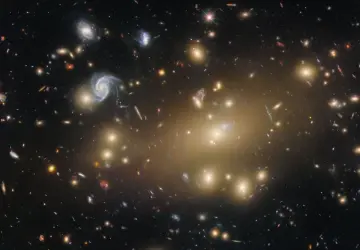 Hubble’ın Abell 209 galaksi kümesi görüntüsü bilim dünyasını büyülüyor