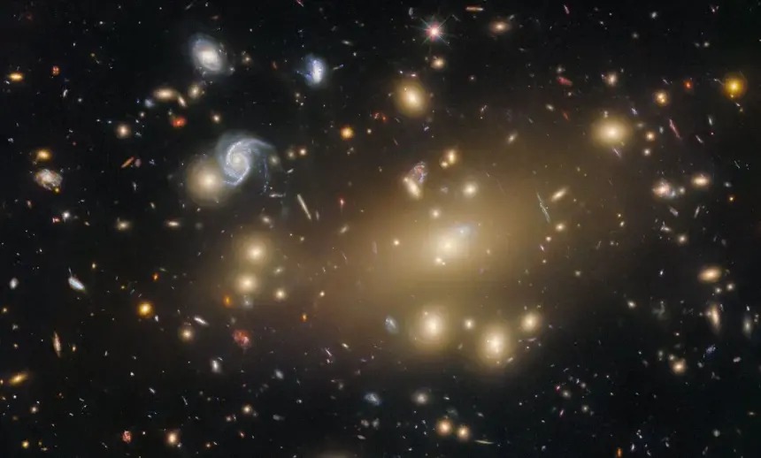 Hubble’ın Abell 209 galaksi kümesi görüntüsü bilim dünyasını büyülüyor