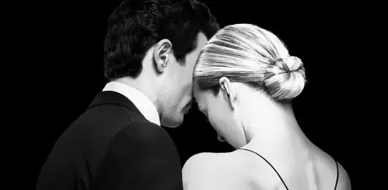 Ryan Murphy imzalı Love Story serisi 1990ların ikonik çiftini ekrana taşıyor